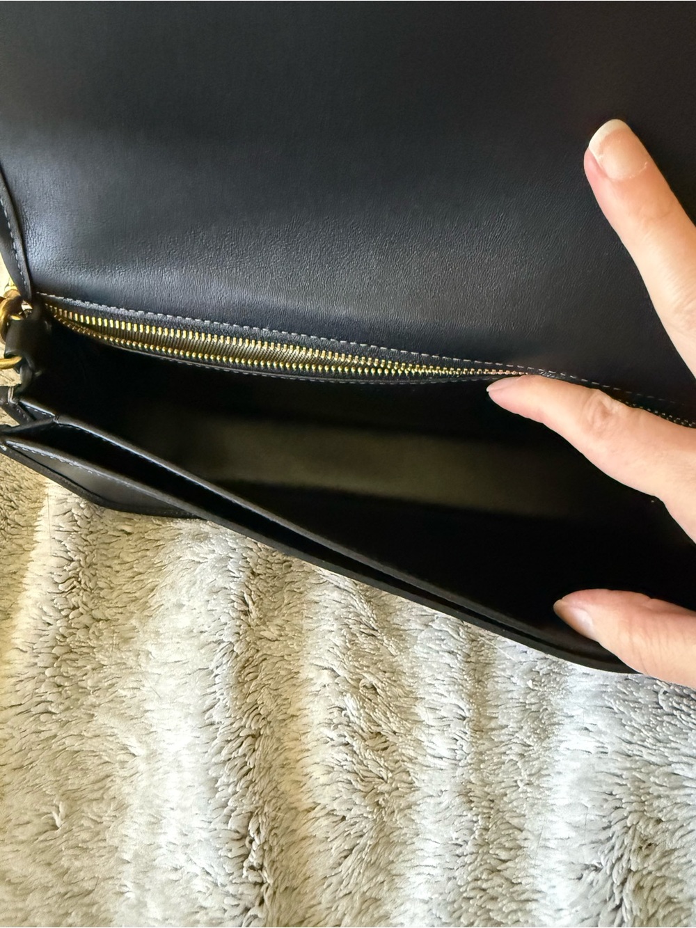 Coach Dinky bag black with gold hardware - Picture 4 of 16